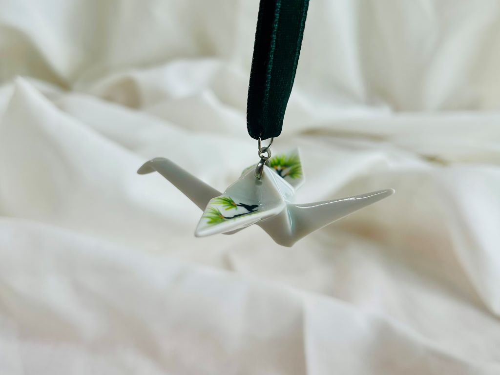 porcelánový origami jeřáb "Dlouhověká borovice" závěsný