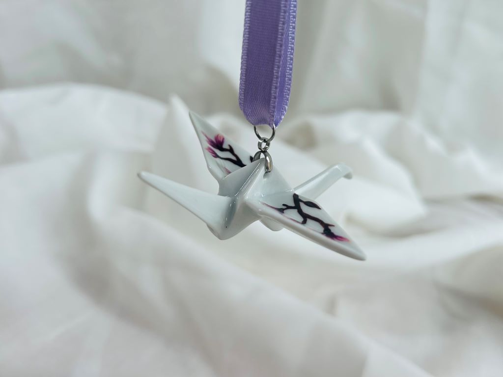 porcelánový origami jeřáb "Vůně jarního snu" závěsný