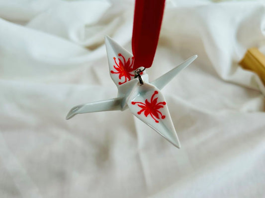 porcelánový origami jeřáb "Pavoučí lilie" závěsný