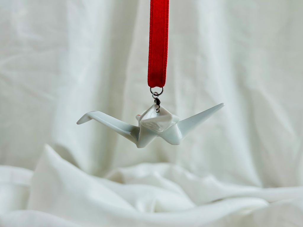 porcelánový origami jeřáb "Pavoučí lilie" závěsný