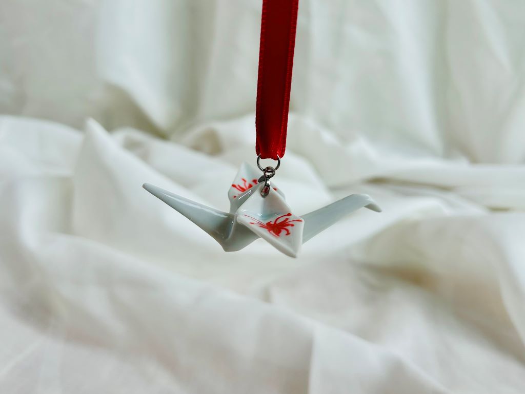 porcelánový origami jeřáb "Pavoučí lilie" závěsný