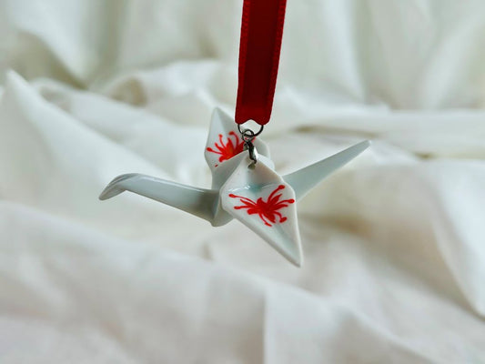 porcelánový origami jeřáb "Pavoučí lilie" závěsný