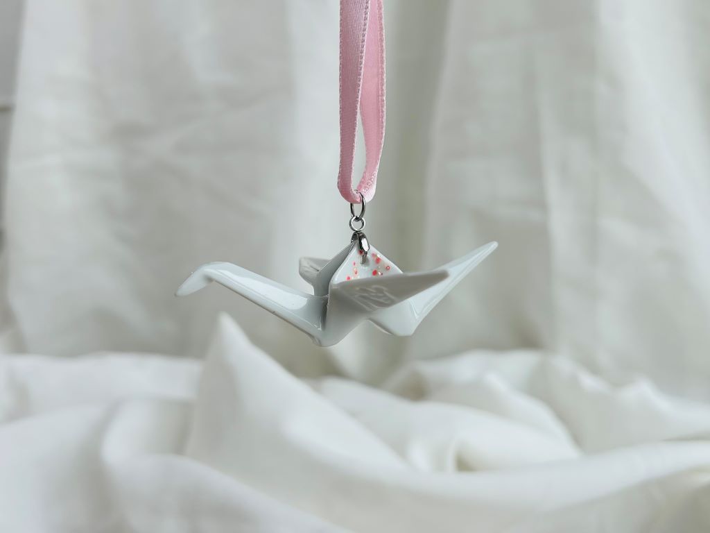 porcelánový origami jeřáb "Ráno pod sakurou" závěsný