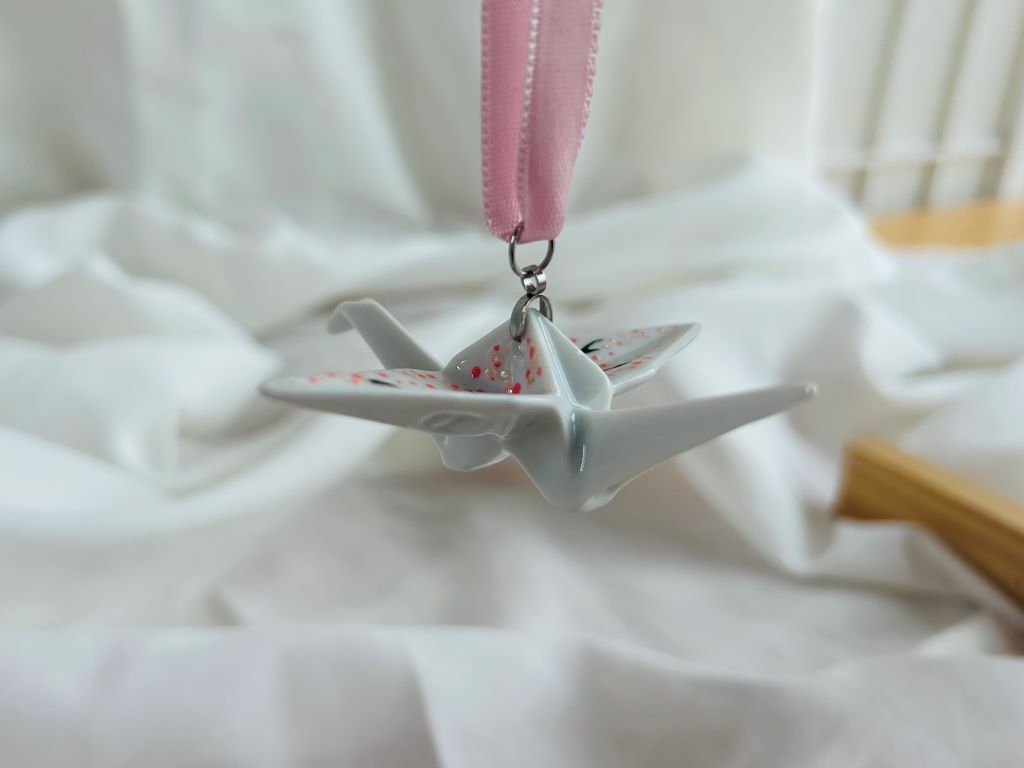 porcelánový origami jeřáb "Ráno pod sakurou" závěsný