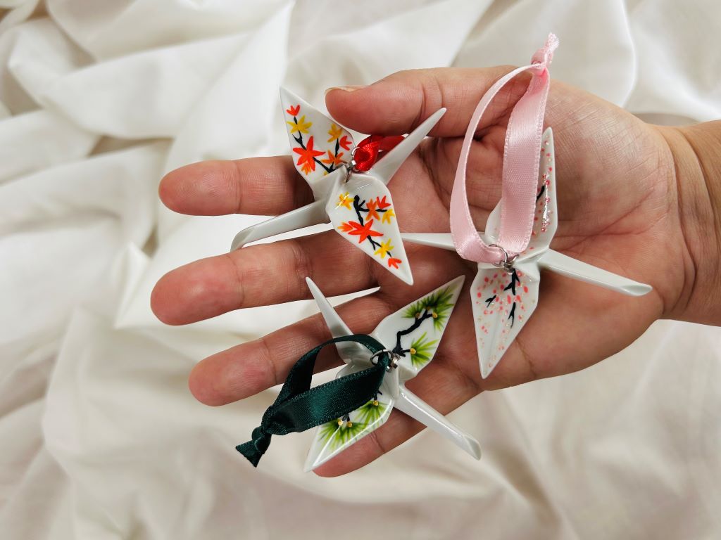porcelánový origami jeřáb "Ráno pod sakurou" závěsný