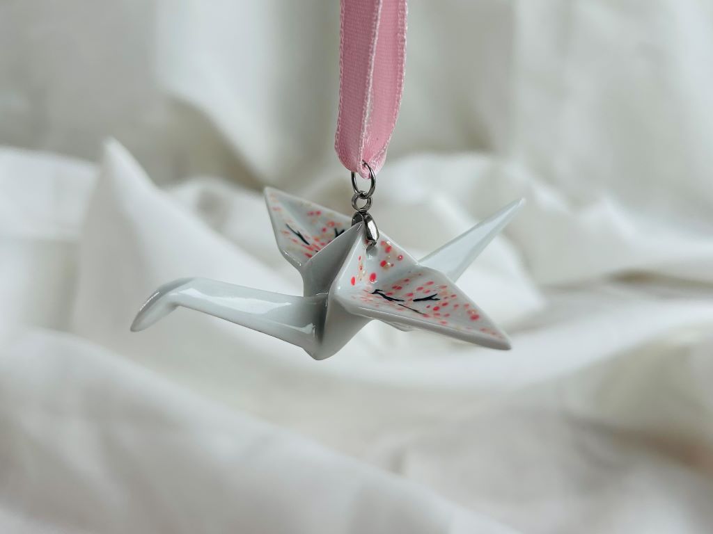 porcelánový origami jeřáb "Ráno pod sakurou" závěsný