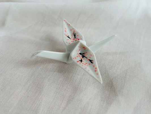 porcelánový origami jeřáb "Ráno pod sakurou" stojící