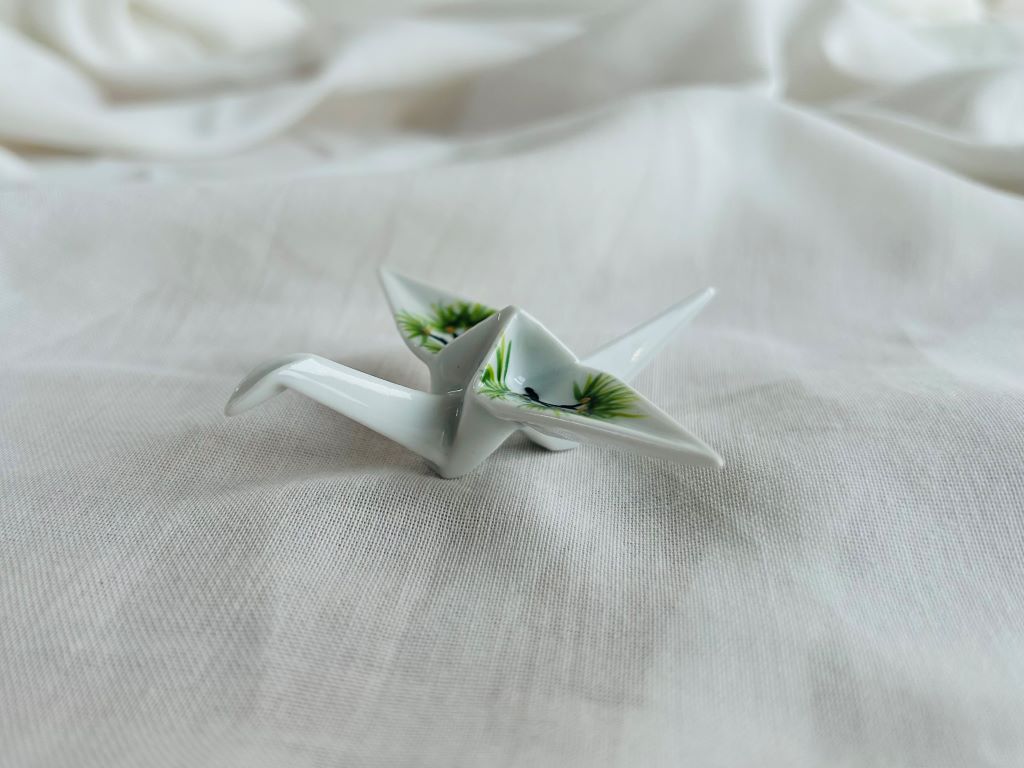 porcelánový origami jeřáb "Dlouhověká borovice" stojící