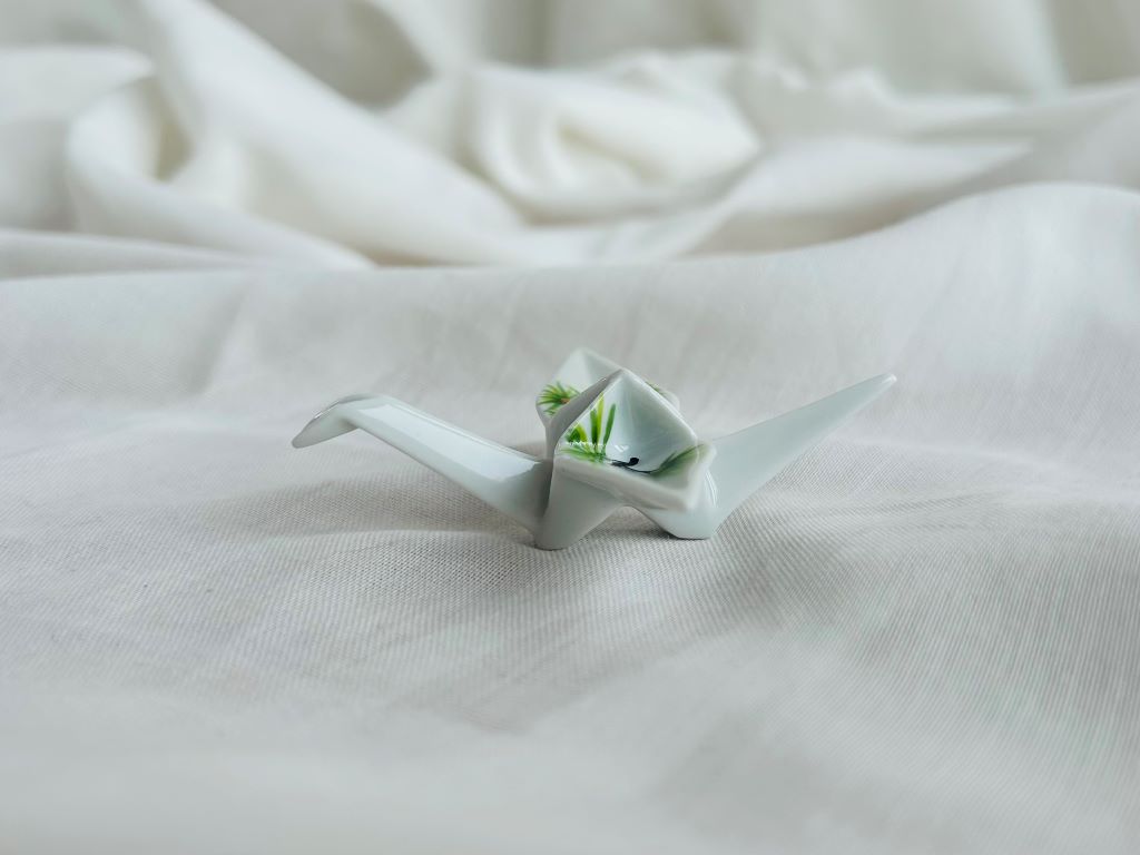 porcelánový origami jeřáb "Dlouhověká borovice" stojící