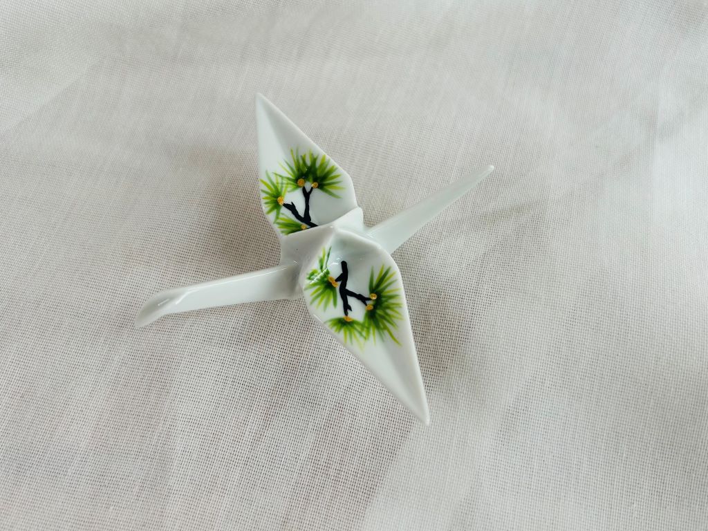 porcelánový origami jeřáb "Dlouhověká borovice" stojící