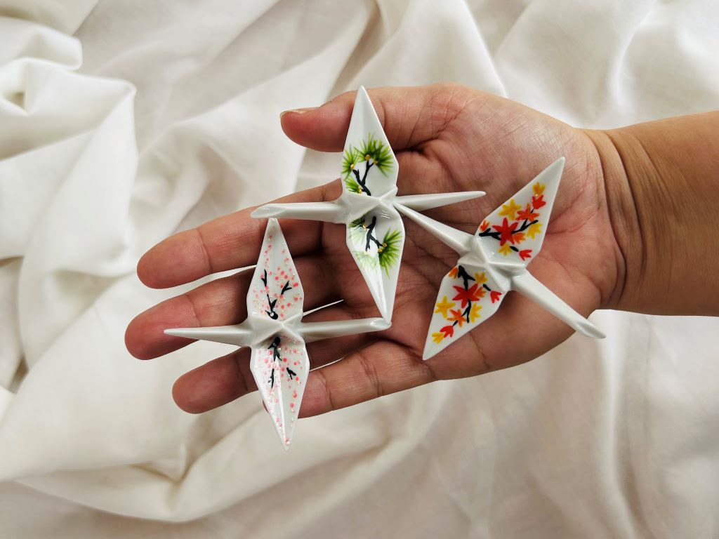 porcelánový origami jeřáb "Dlouhověká borovice" stojící