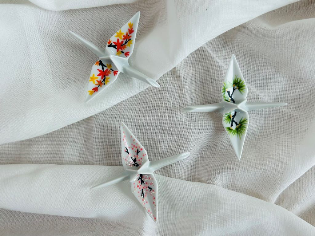 porcelánový origami jeřáb "Dlouhověká borovice" stojící