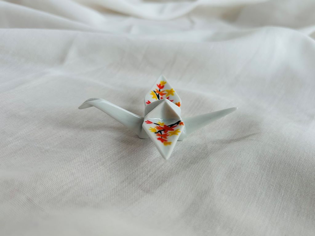 porcelánový origami jeřáb "Podzimní večer" stojící