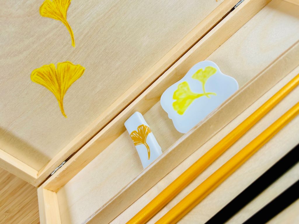 Dárková sada "Zlaté ginkgo listy" na jídelní hůlky a odkladače