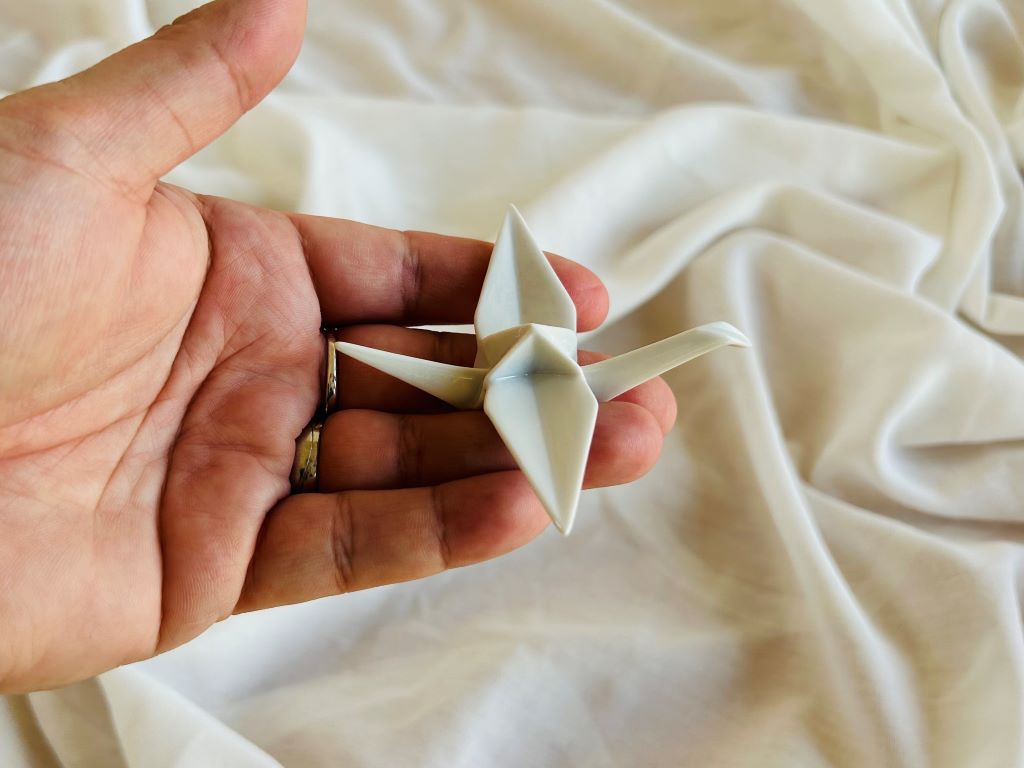 porcelánový origami jeřáb "Bílý" stojící