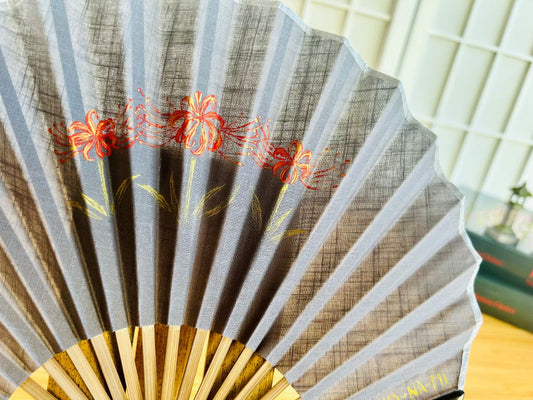 Luxusní skládací vějíř "Pavoučí lilie" ručně malovaný