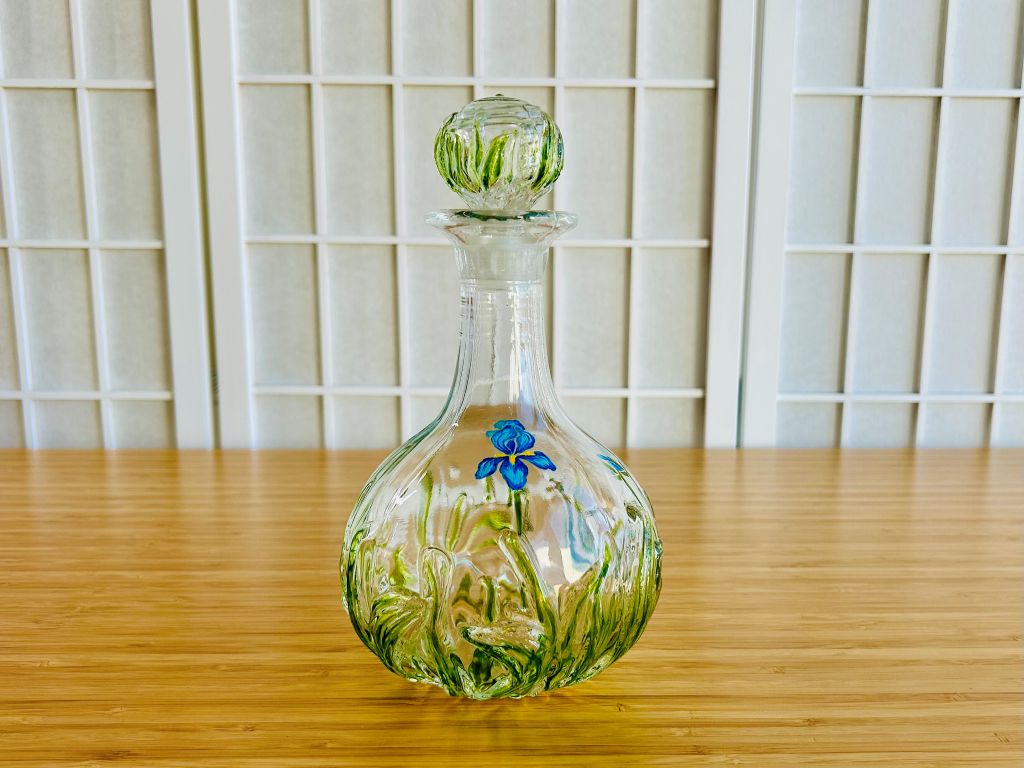 Vintage skleněná karafa "Kosatce" výška 23 cm
