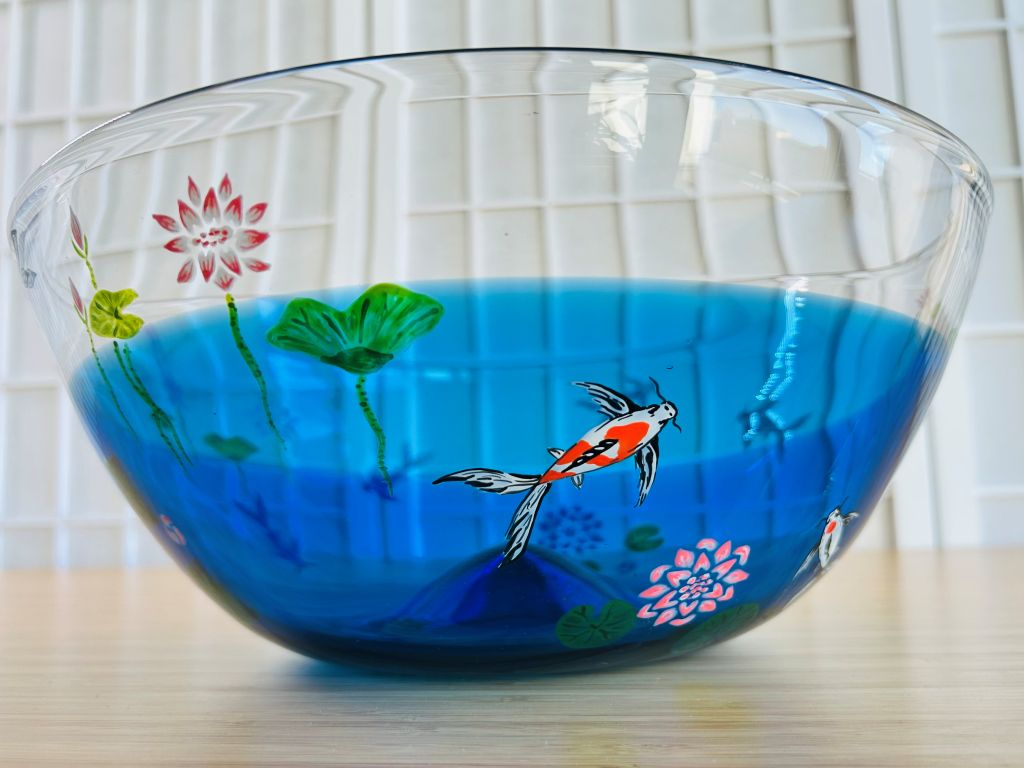 Velká skleněná mísa "Jezerní drahokamy aneb koi kapříci v lotosovém jezírku" průměr 29 cm