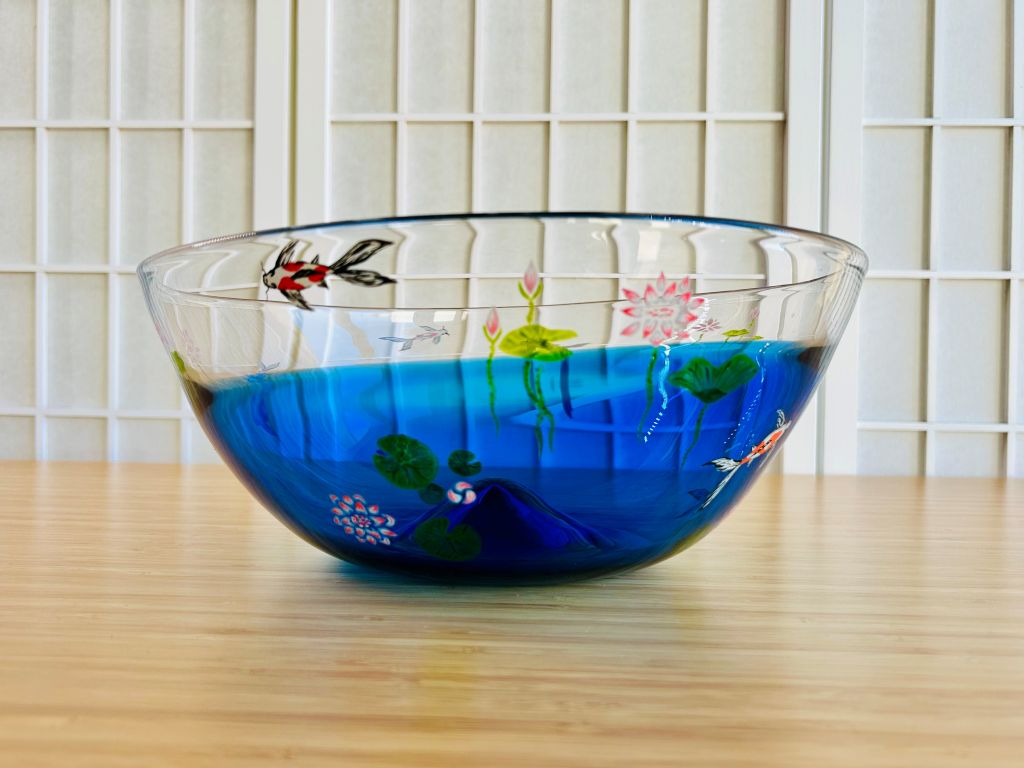 Velká skleněná mísa "Jezerní drahokamy aneb koi kapříci v lotosovém jezírku" průměr 29 cm