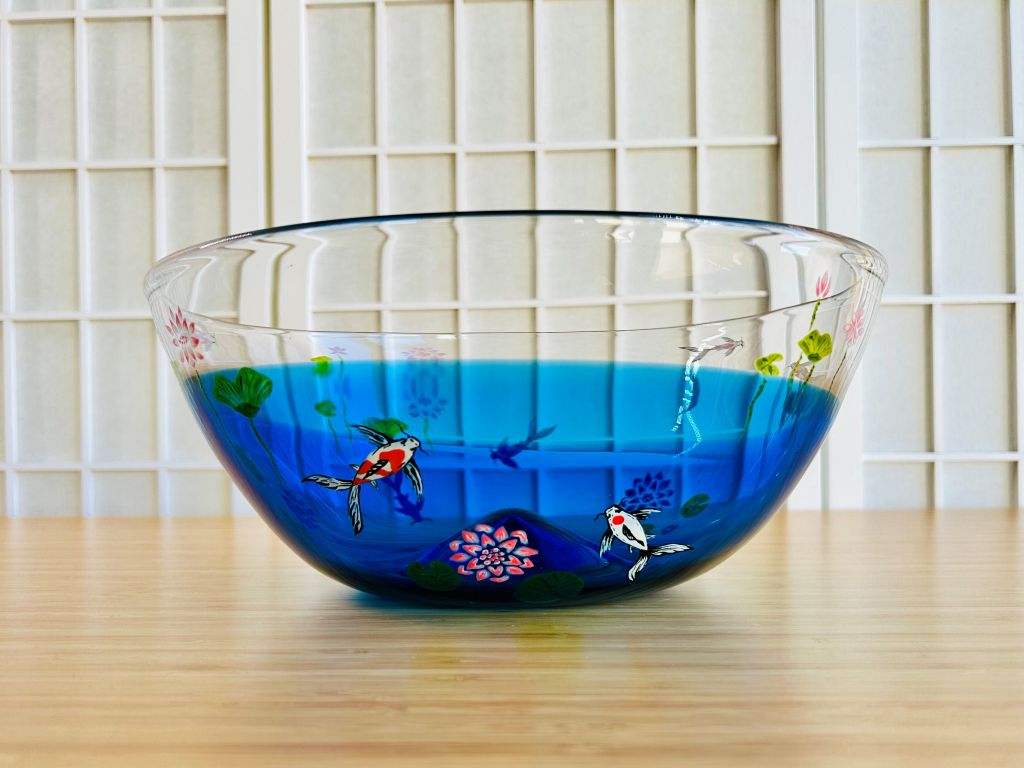 Velká skleněná mísa "Jezerní drahokamy aneb koi kapříci v lotosovém jezírku" průměr 29 cm