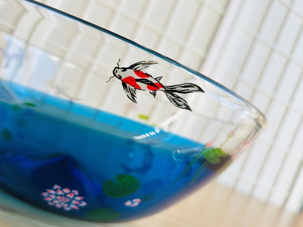 Velká skleněná mísa "Jezerní drahokamy aneb koi kapříci v lotosovém jezírku" průměr 29 cm